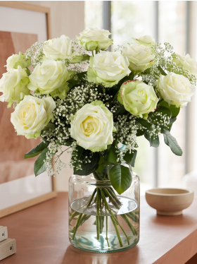 15 Weiße Rosen mit Schleierkraut