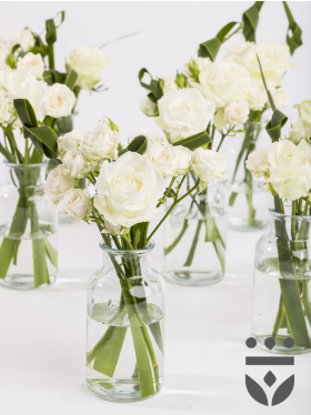 6 Wei&szlig;e Centerpieces, inklusive Vasen - Gold | Kurz gebunden