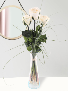 Drei cremefarbene long life Rosen inklusive Glasvase