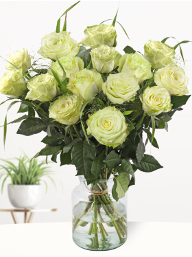 Grüne Rosen mit Panicum und Eukalyptus