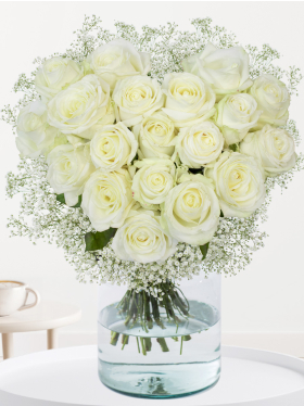 Strauß Weiße Rosen in Herzform mit Schleierkraut - Avalanche