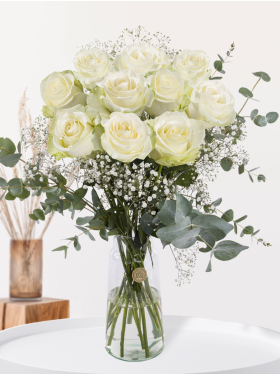 Wei&szlig;er Rosenstrau&szlig; mit Schleierkraut und Eukalyptus