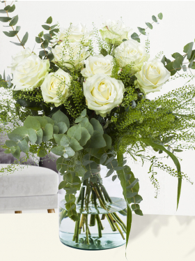 10 Weiße Rosen mit Eukalyptus