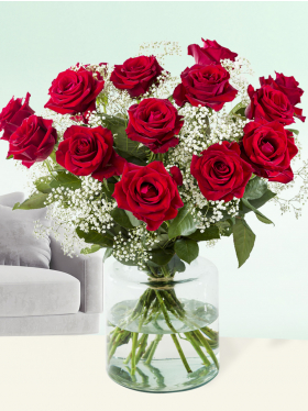 15 Rote Rosen mit Schleierkraut 