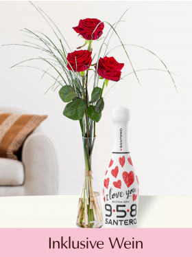 Drei Rote Rosen mit Vase und Wein