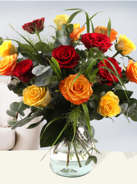 Rosenstrauß in  Gelb-Orange-Rot mit Panicum und Eukalyptus