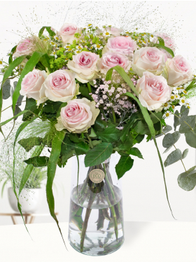 Sommerblumenstrauß aus Rosa Rosen mit Kamille