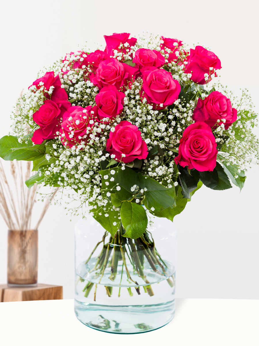 15 Leuchtend pinke Rosen mit Schleierkraut