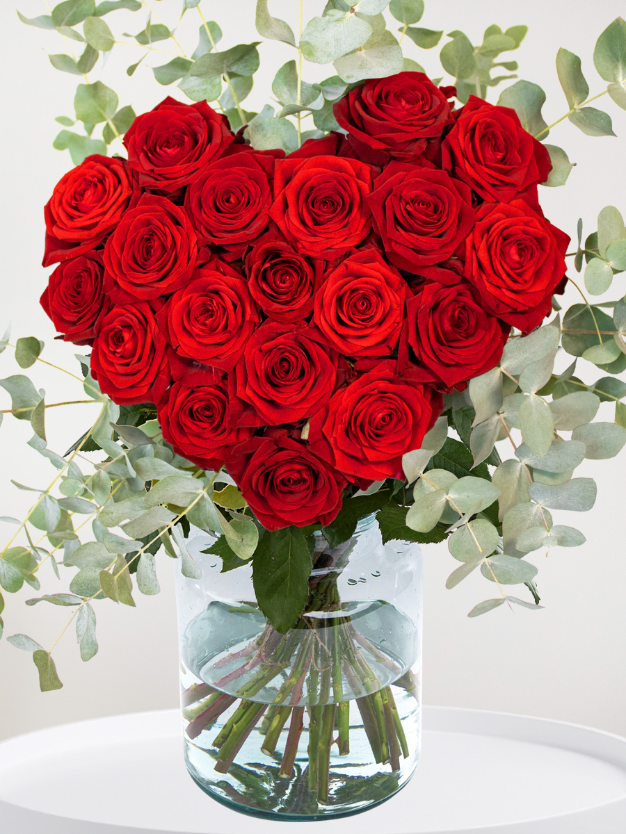 Strauß Rote Rosen in Herzform mit Eukalyptus