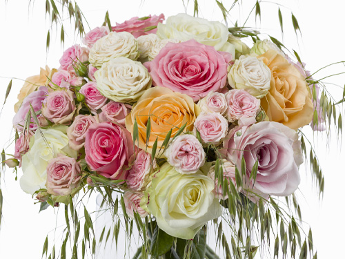 Bunte Rosen mit Weizengras Bunte Rosen mit Weizengras