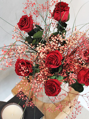 Bordeauxrote Rosenstrau&szlig;