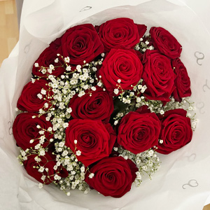 Rote Rosen mit Schleierkraut